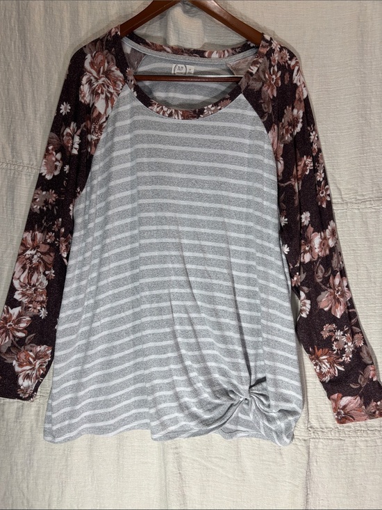 24/7 Maurices Tops - Gray Striped Long-Sleeve Raglan Tee with Brown Floral Sleeves